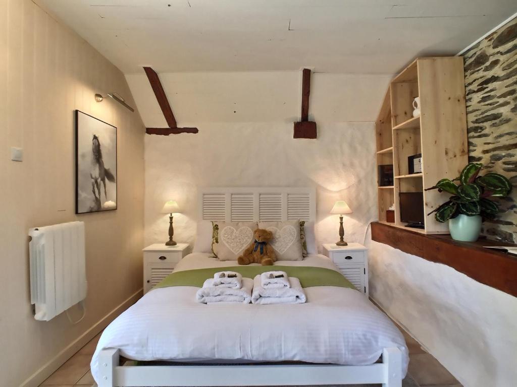 Postel nebo postele na pokoji v ubytování Stable Chambre d'Hote at Kergudon