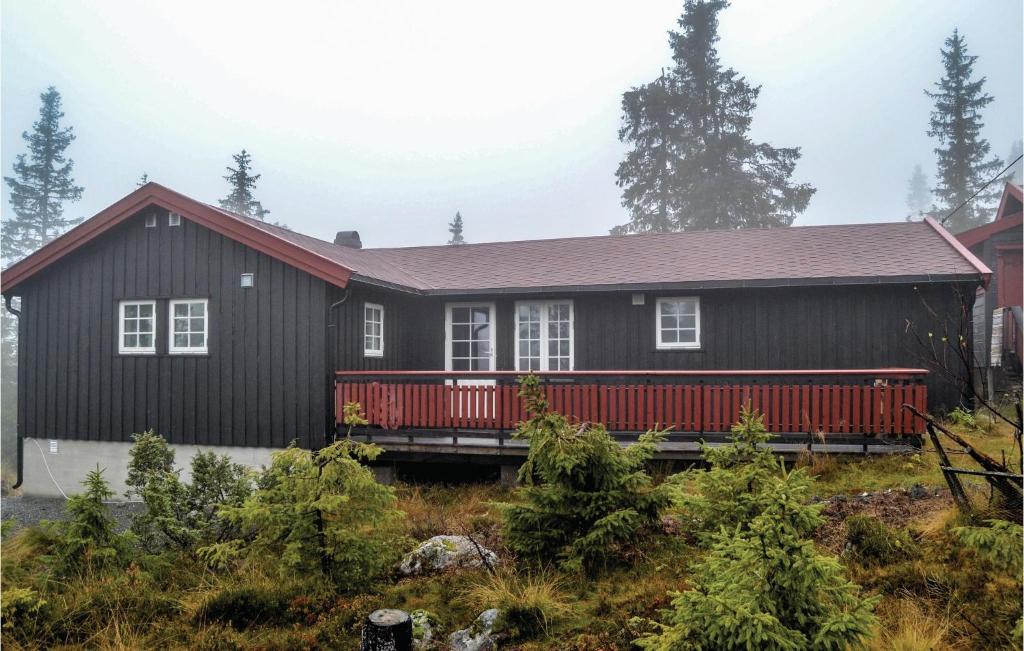 SjusjøenにあるBeautiful Home In Sjusjen With 3 Bedroomsの赤玄関付黒家