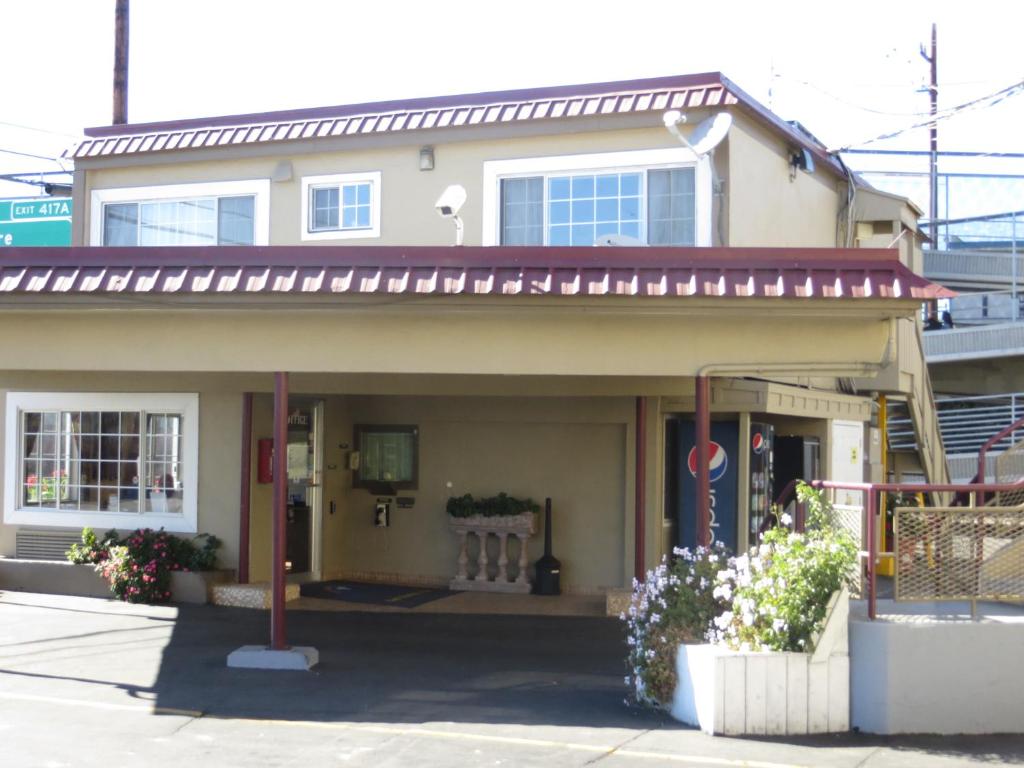 uma pequena casa com um alpendre com um alpendre em Inn at Bayshore em San Mateo