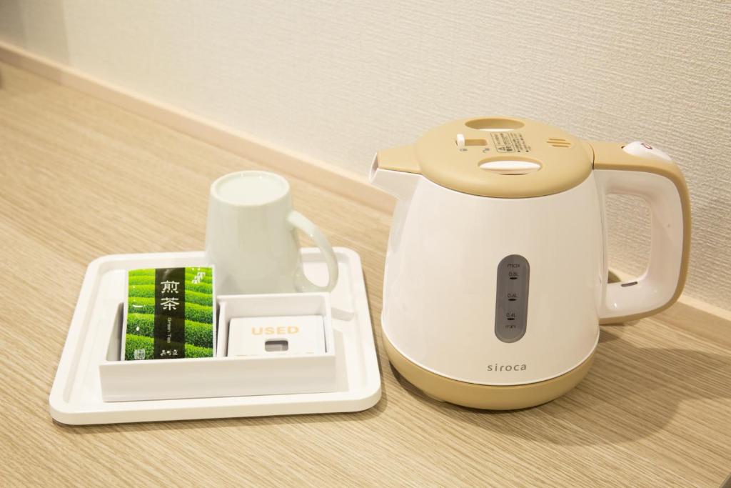 Příslušenství pro přípravu čaje a kávy v ubytování Hotel Kuretakeso Hiroshima Otemachi