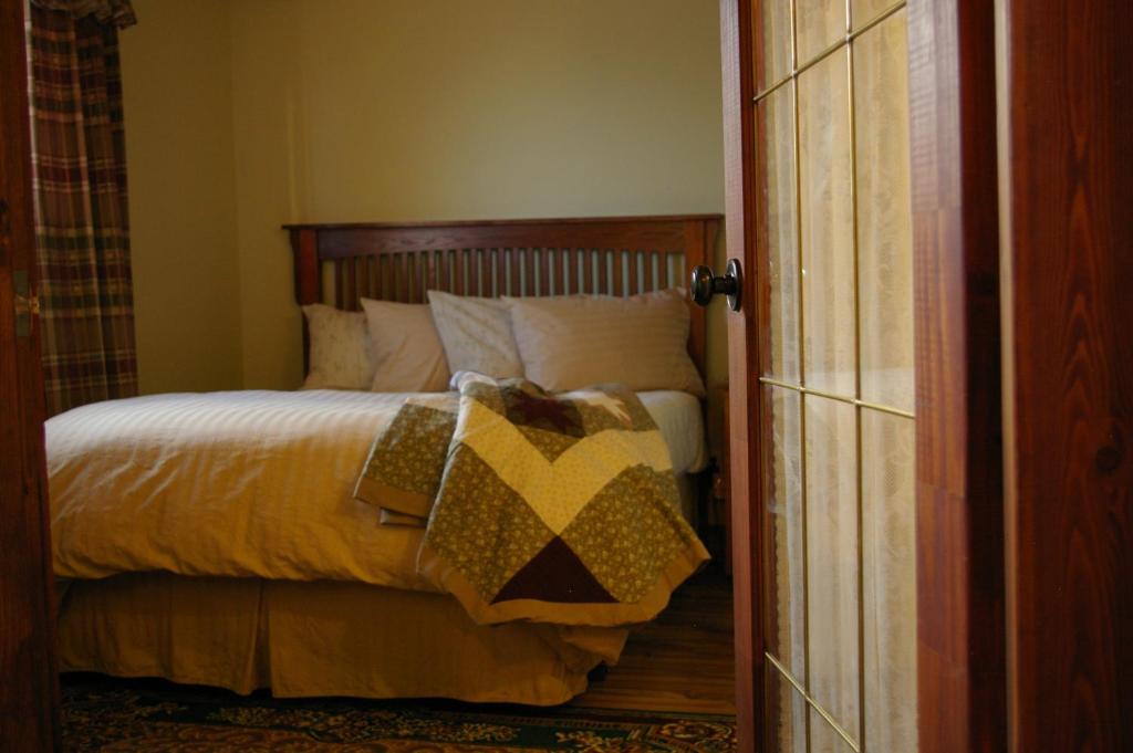 Postel nebo postele na pokoji v ubytování Country Encounters Accommodations