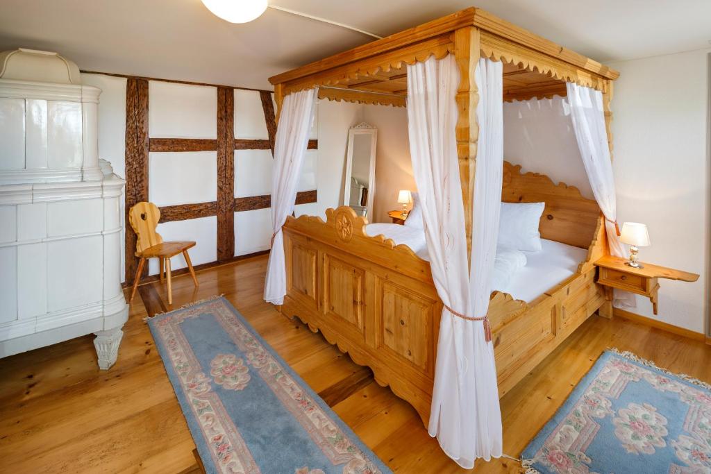 Postel nebo postele na pokoji v ubytování Historische Residenz Lindeneck
