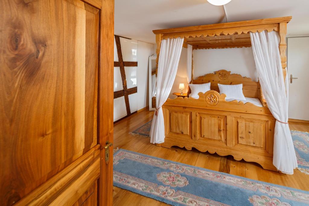 Postel nebo postele na pokoji v ubytování Historische Residenz Lindeneck