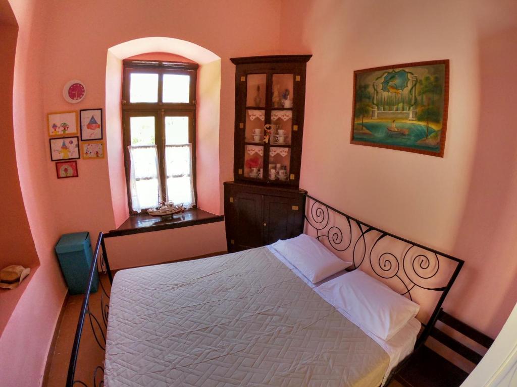 Ένα ή περισσότερα κρεβάτια σε δωμάτιο στο Moschos Mansion