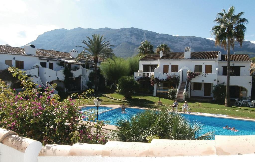 a view of the house and the swimming pool at Tropicanapark in Denia