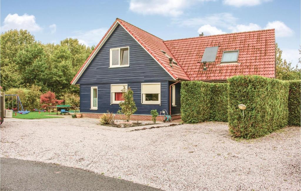ゼーウォルデにあるBij Het Bosの赤屋根の青い家