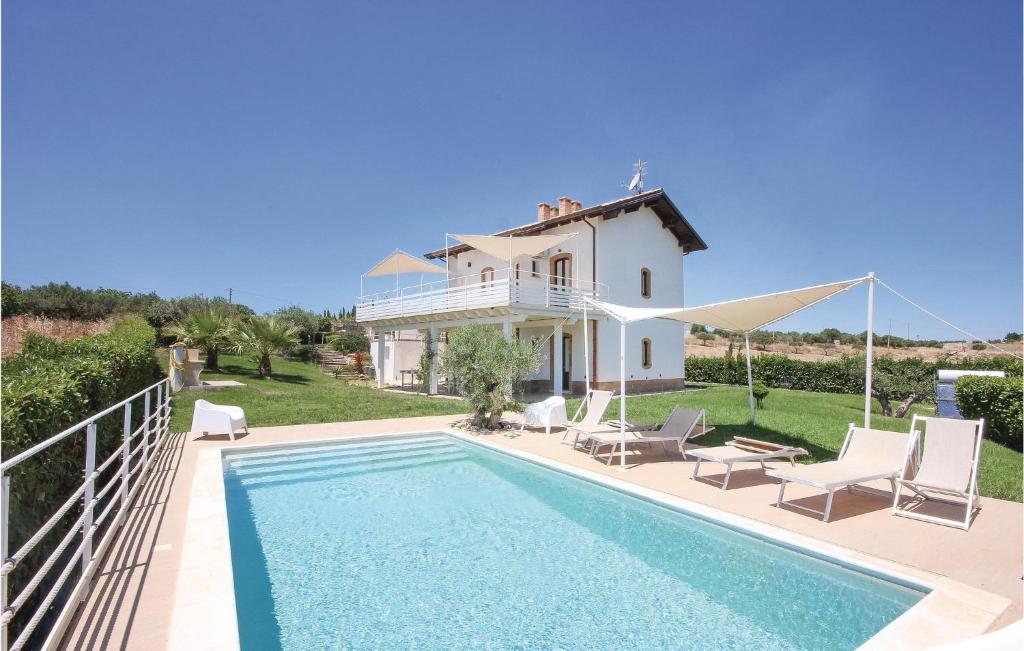 een villa met een zwembad en een huis bij Casello 12 in Porto Palo