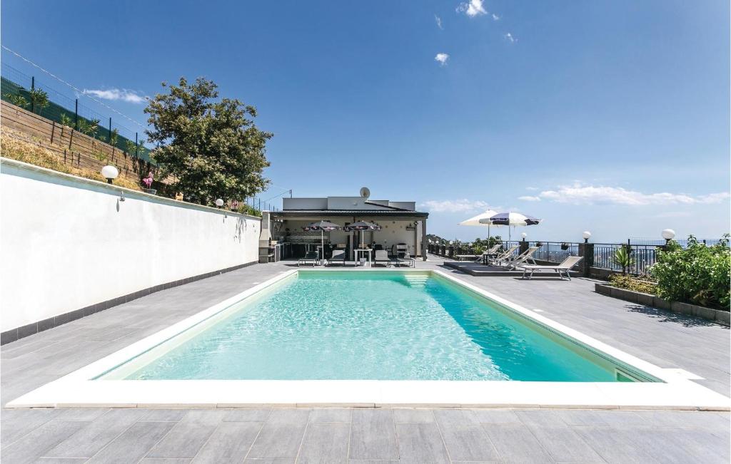 una piscina al centro di una casa di Villa Bellavista a Gaggi