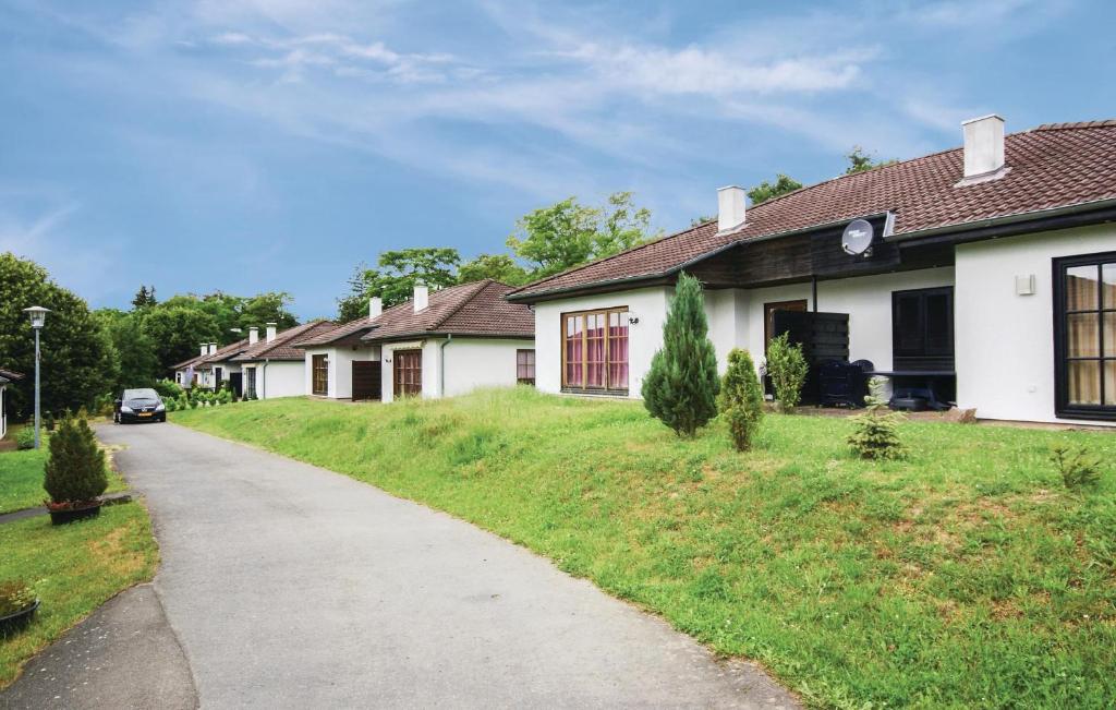 ein weißes Haus mit einer Straße davor in der Unterkunft Ferienhaus 266 In Frankenau in Frankenau