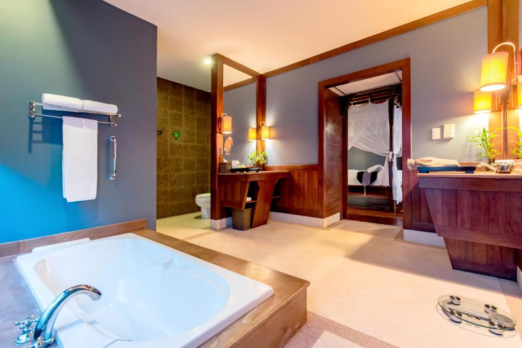 a bathroom with a large tub in a room at Palace Residence & Villa Siem Reap in Siem Reap
