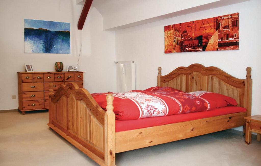 タンバッハ・ディータルツにあるBeautiful Apartment In Tambach-dietharz With 3 Bedrooms And Wifiのベッドルーム(木製ベッド1台、ドレッサー付)
