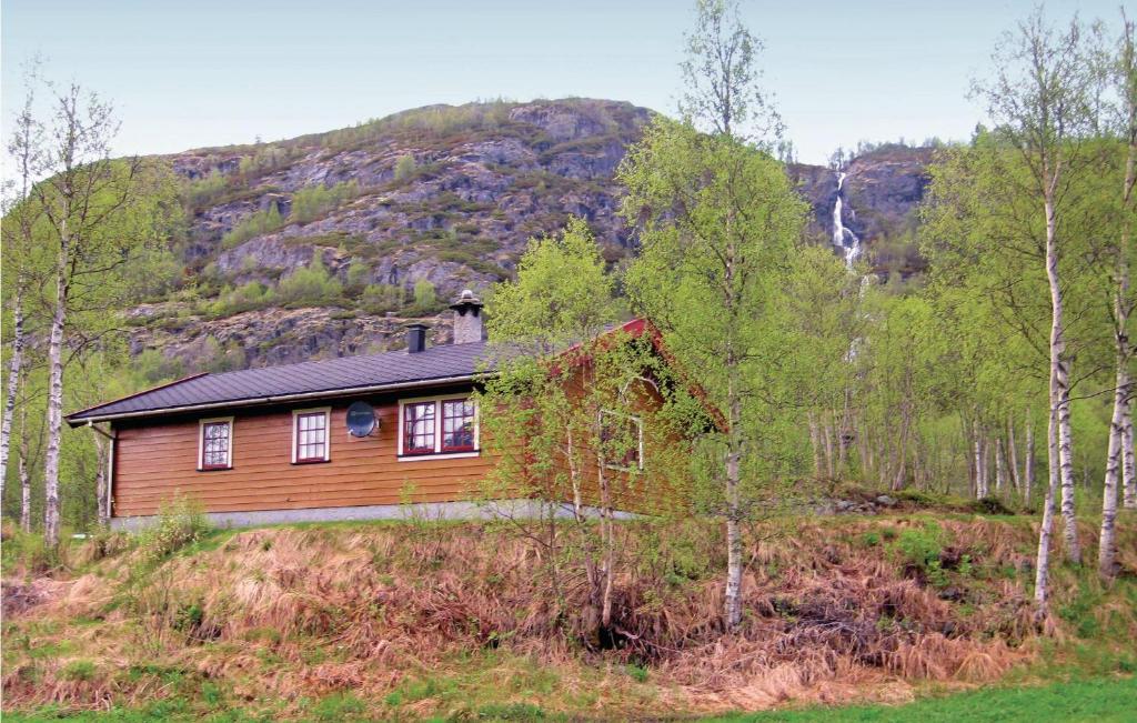 uma casa na floresta com uma montanha ao fundo em 3 Bedroom Beautiful Home In Hemsedal em Hemsedal