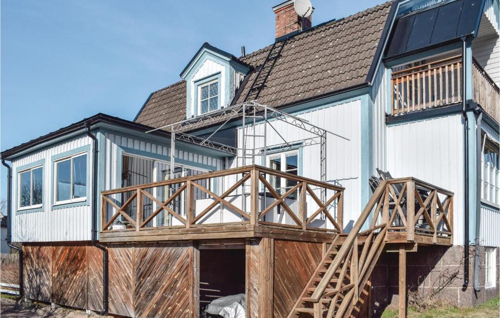 une maison avec une terrasse sur le côté dans l'établissement Stunning Home In Hultsfred With Sauna, à Hultsfred