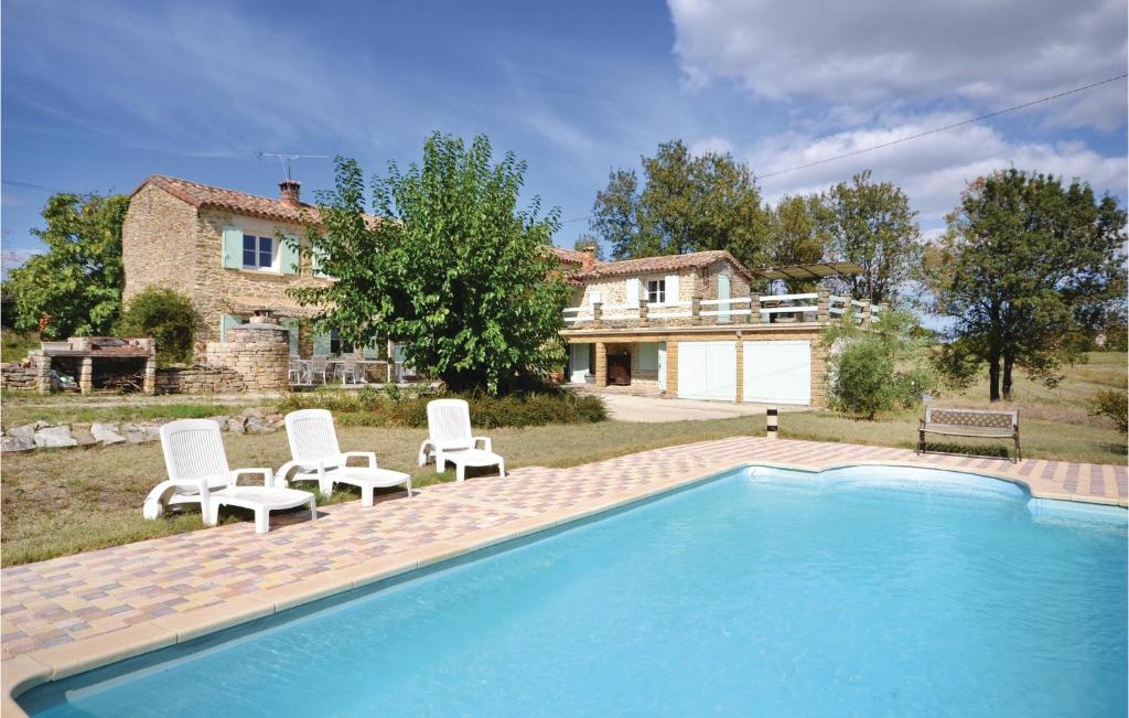 une villa avec une piscine en face d'une maison dans l'établissement 3 Bedroom Lovely Home In Bagard, à Bagard