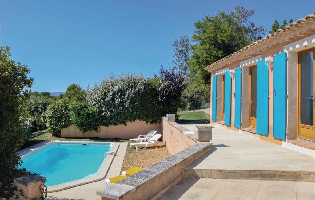 ルシヨンにあるAwesome Home In Roussillon With 3 Bedrooms, Wifi And Outdoor Swimming Poolの庭にスイミングプールがある家