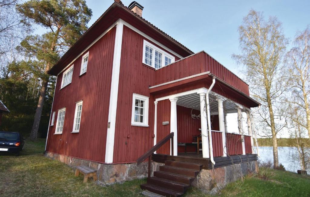 BrunskogにあるGorgeous Home In Brunskog With House Sea Viewの赤い家