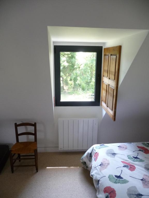 Postel nebo postele na pokoji v ubytování Chambre d'hôtes Suite 53m2 ou Caravane vintage avec cuisine et salle de bains privées, B&B 53m2 Suite or Vintage caravan with private kitchen and bathroom