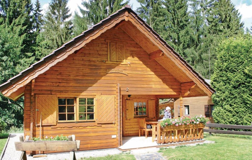 uma pequena cabana de madeira com uma mesa em Am Thringer Meer em Drognitz