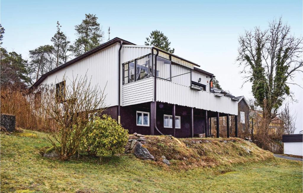 una casa grande en la cima de una colina en Cozy Home In Ankarsrum With Lake View en Ankarsrum