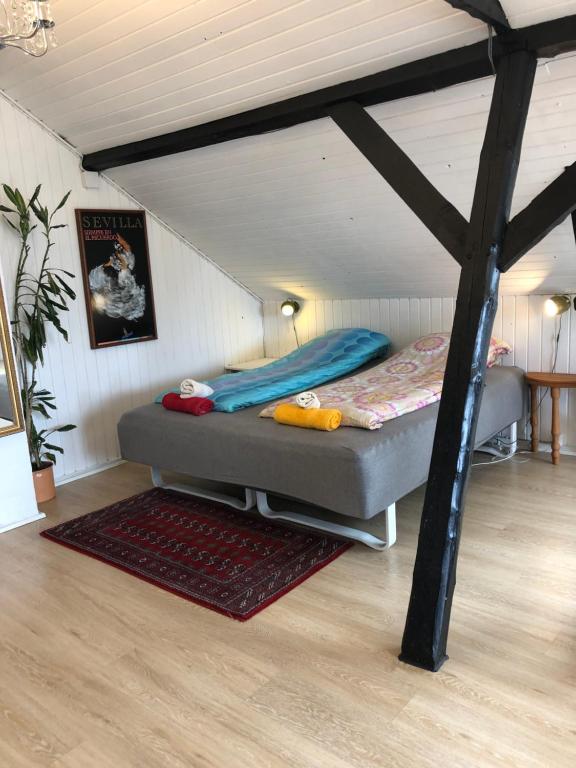 เตียงในห้องที่ Døstrup Landevejskro & Motel