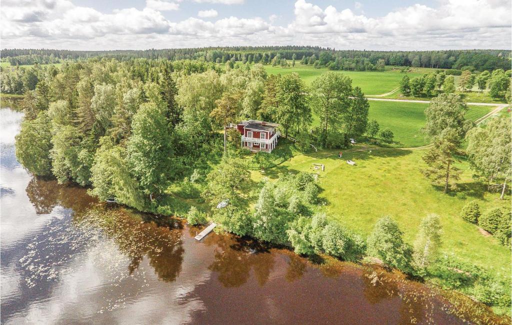 uma vista aérea de uma casa numa ilha na água em 3 Bedroom Cozy Home In Bodafors em Bodafors