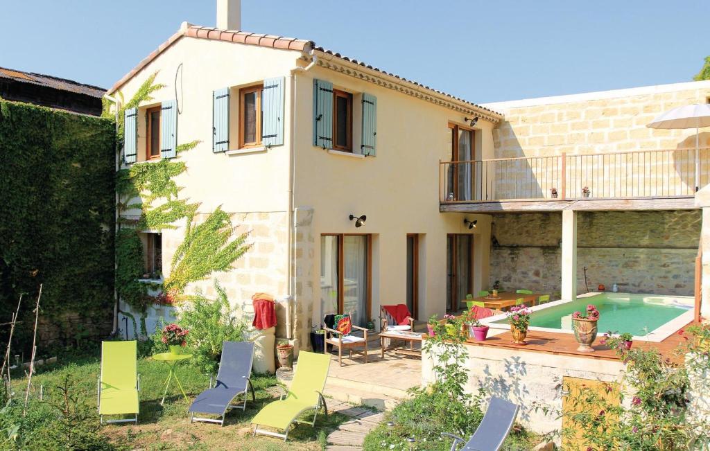 una casa con piscina en el patio trasero en Nice Home In Marsillargues With Wifi, en Marsillargues