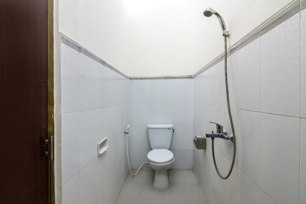 Bilik mandi di RedDoorz near Tugu Yogyakarta