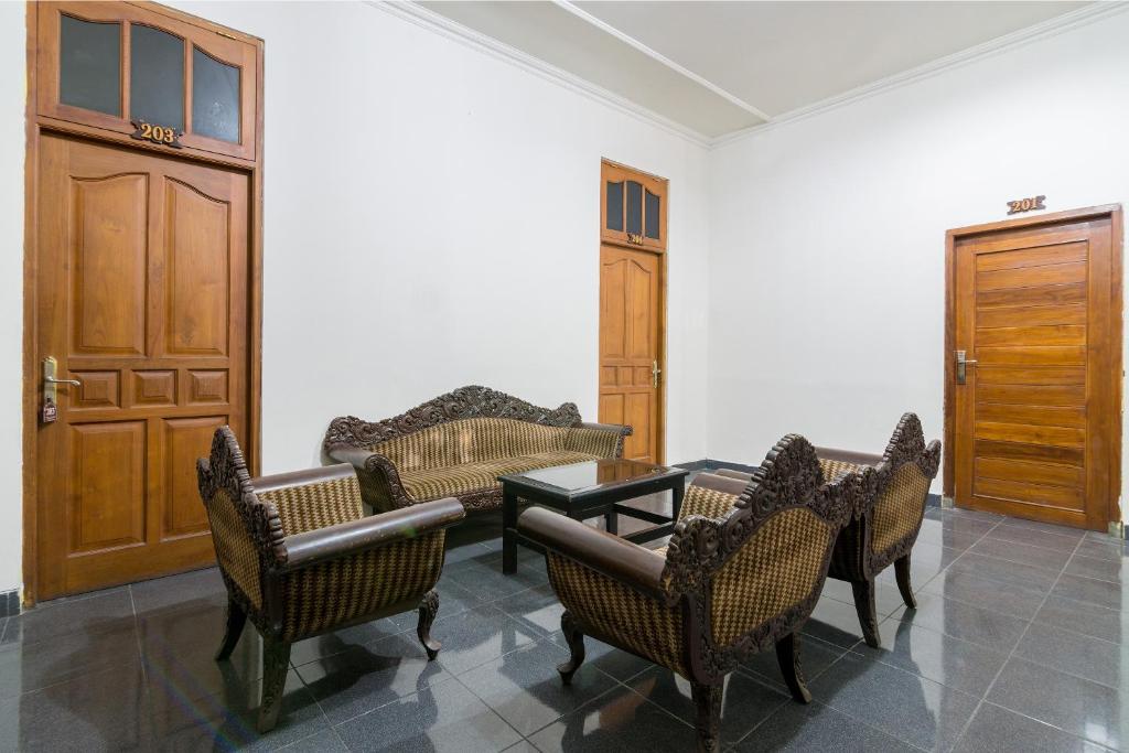 Ruang duduk di RedDoorz near Tugu Yogyakarta