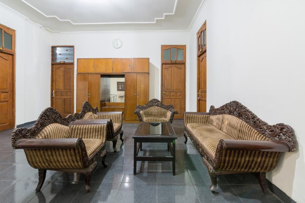 Ruang duduk di RedDoorz near Tugu Yogyakarta