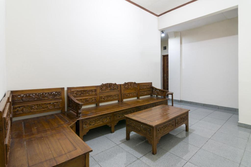 Ruang duduk di RedDoorz near Tugu Yogyakarta