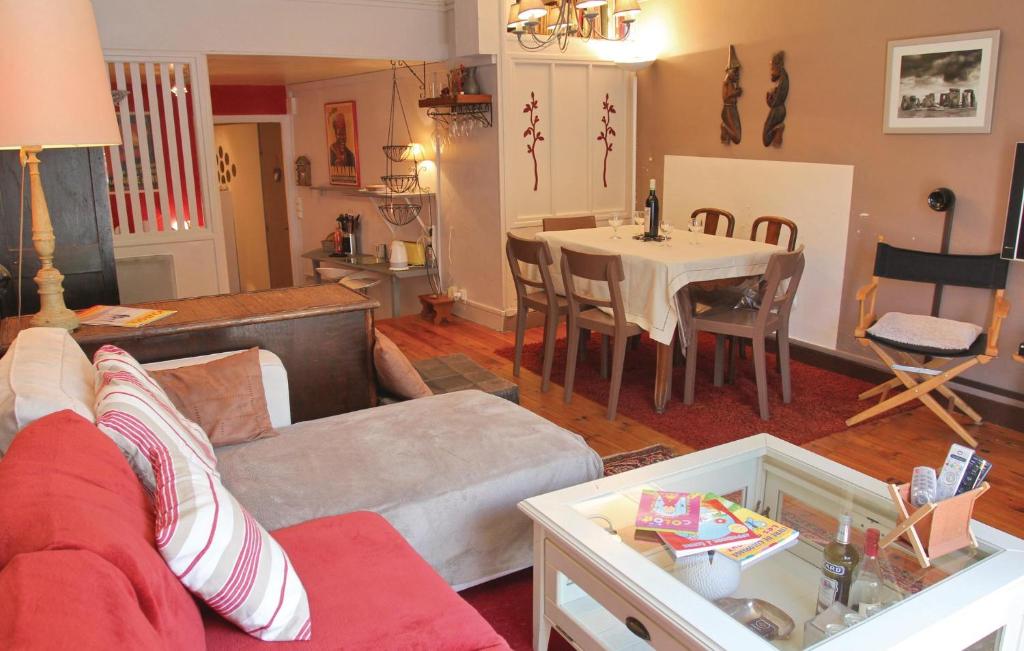 サン・ボネ・アン・シャンソールにあるBeautiful Apartment In St Bonnet En Champsaur With 2 Bedrooms And Wifiのリビングルーム(ソファ、テーブル付)