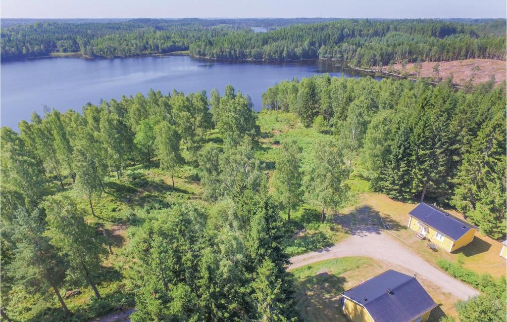 une vue aérienne sur une cabine dans les bois à côté d'un lac dans l'établissement Mrden, à Fegen