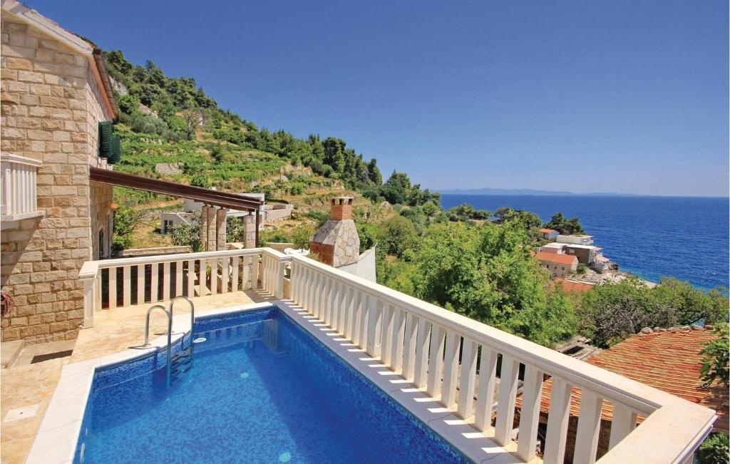 Výhled na bazén z ubytování Stunning Home In Podobuce With House A Panoramic View nebo okolí