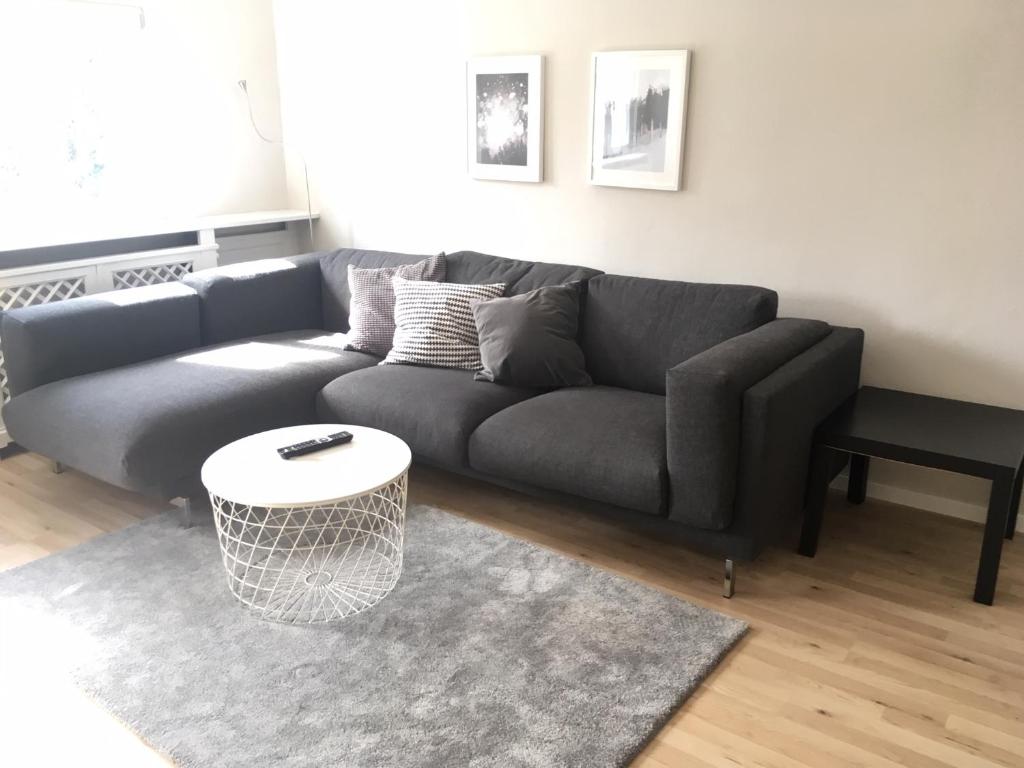 uma sala de estar com um sofá e uma mesa em Apartments Thommen Lohengrinstr em Nurembergue