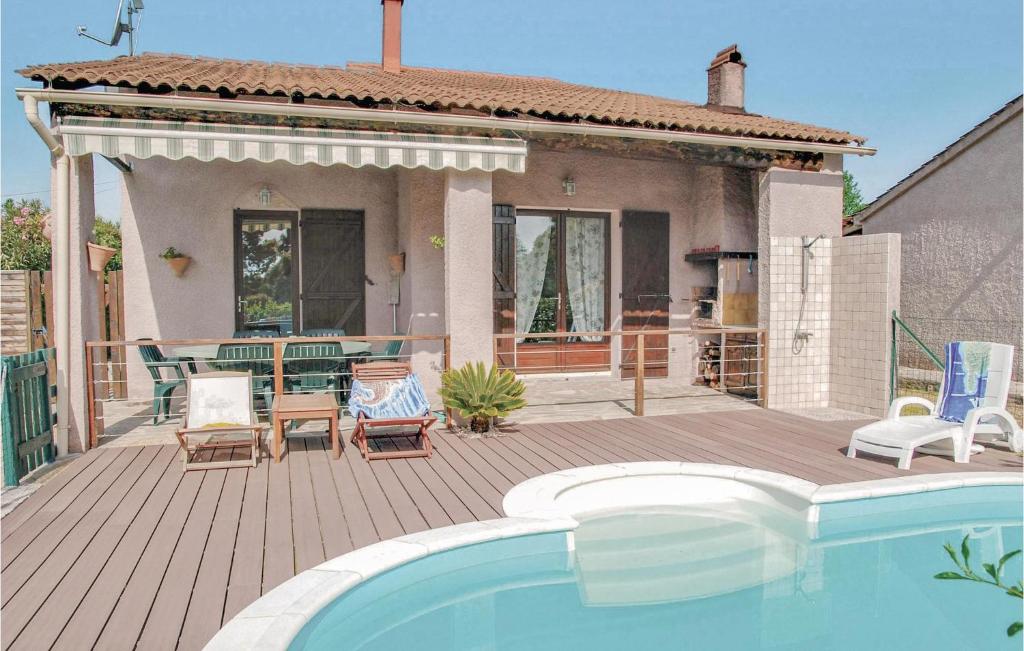 ein Haus mit einem Pool auf einer Holzterrasse in der Unterkunft Beautiful Home In Venzolasca With Wifi in Camp du Cap Sud