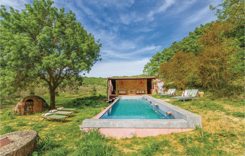 uma piscina no meio de um campo com uma casa em Nocellara em Alia
