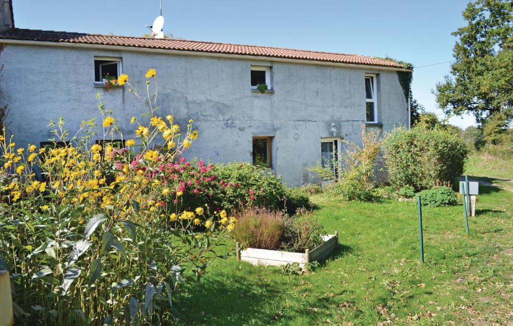 an old house with a garden in front of it at Stunning Home In St Avaugourd Des Lande in Saint-Avaugourd-des-Landes