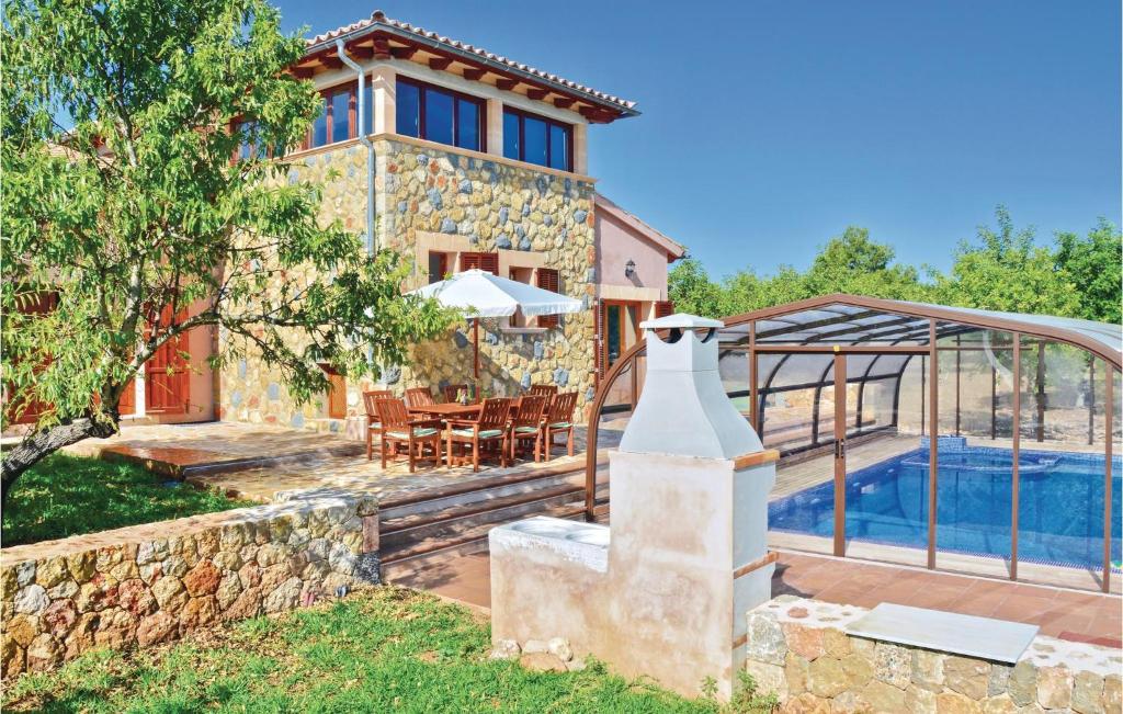 une villa avec une piscine et une maison dans l'établissement Beautiful Home In Santa Maria With Kitchen, à Santa Maria del Camí