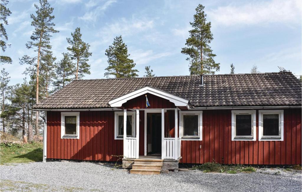 una casetta rossa con una porta bianca di Beautiful Home In Valdemarsvik With Kitchen a Valdemarsvik