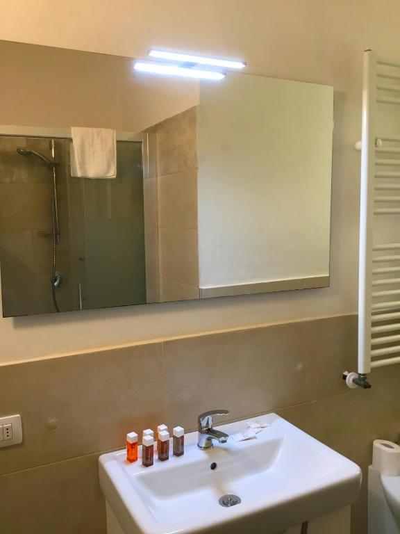 A bathroom at San Firenze Apartment