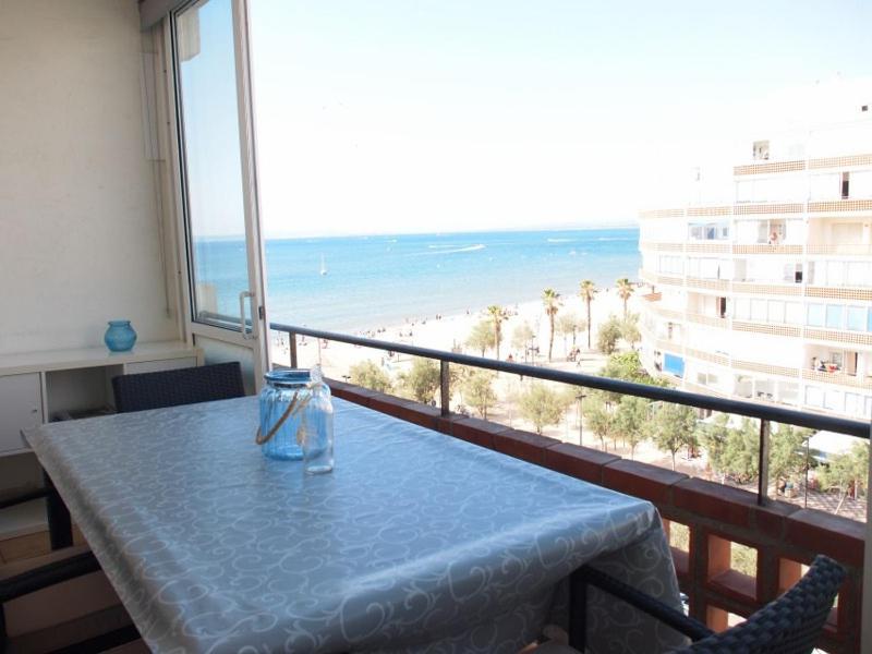 una mesa en un balcón con vistas a la playa en Miramar 32C, en Roses