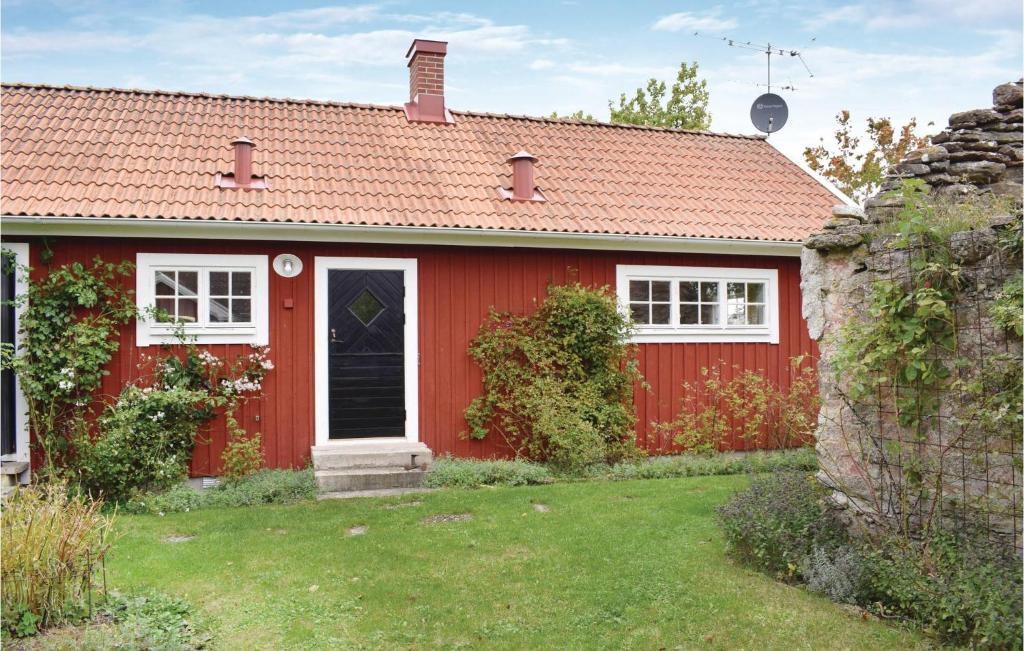 una casa roja con techo rojo y patio en Amazing Home In Borgholm With House Sea View, en Föra