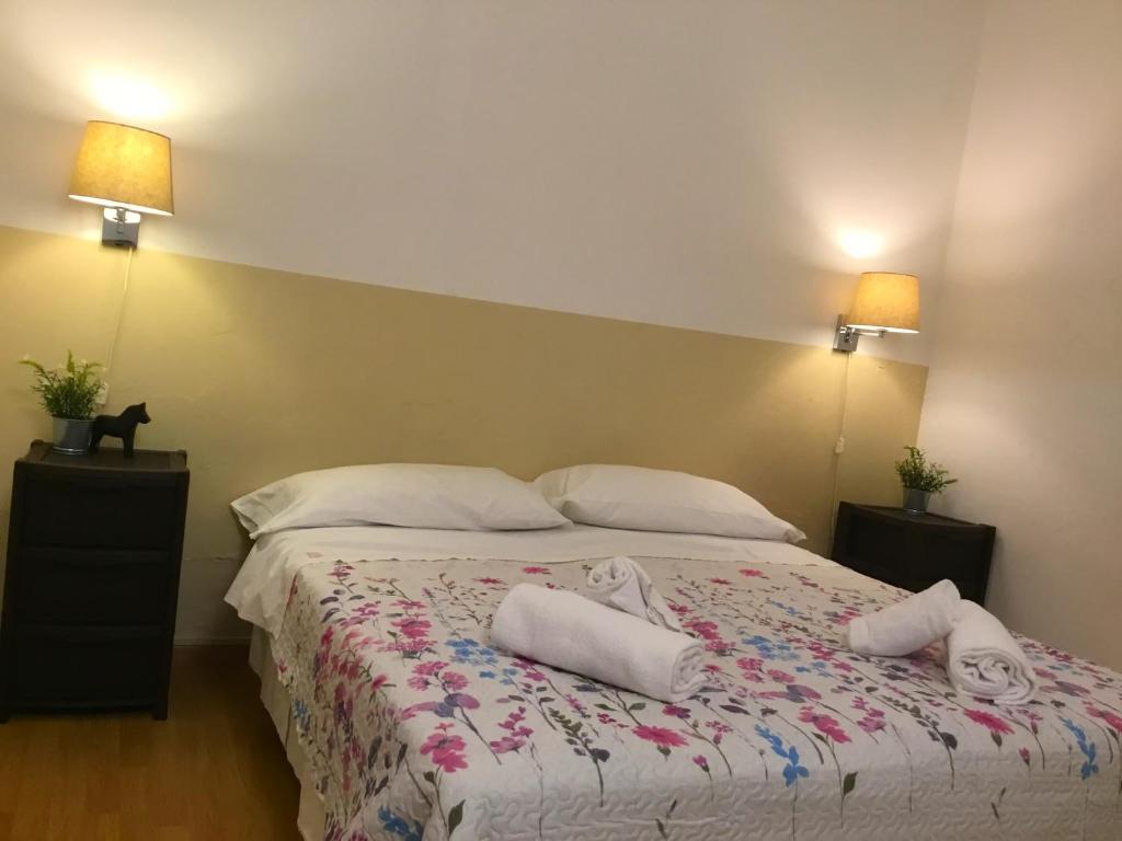 A bed or beds in a room at San Firenze Apartment