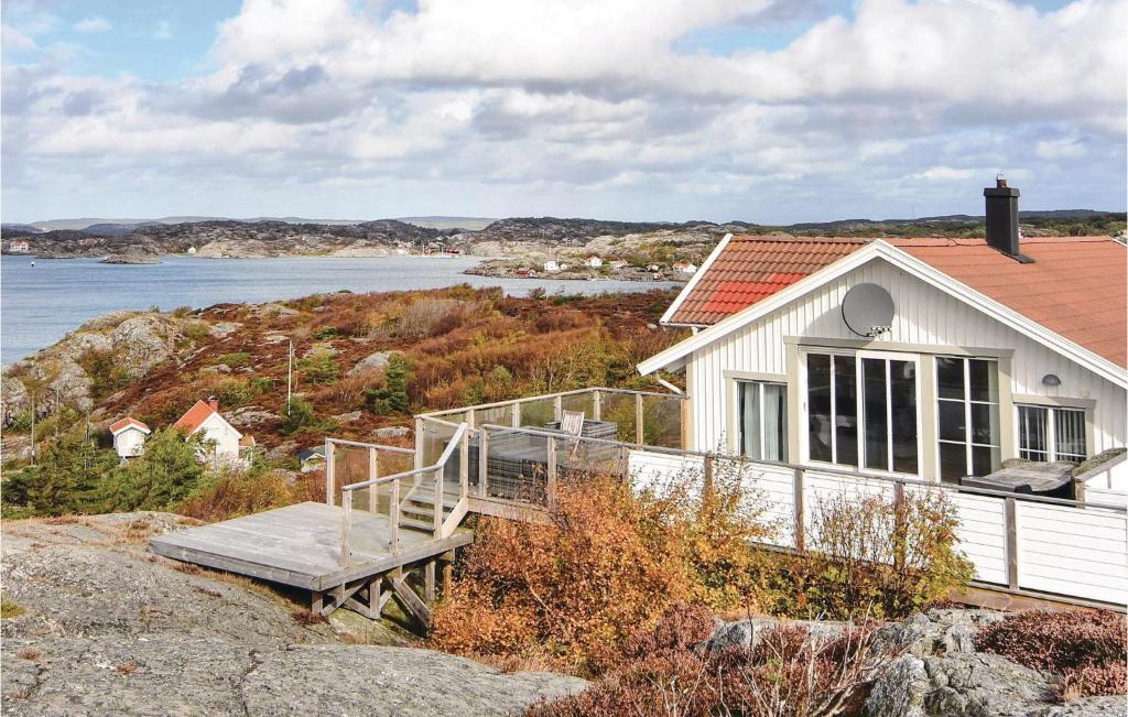 KyrkesundにあるStunning Home In Kyrkesund With 5 Bedrooms, Sauna And Internetの水辺の丘の上の白家