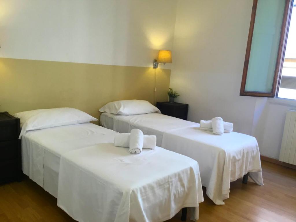 A bed or beds in a room at San Firenze Apartment