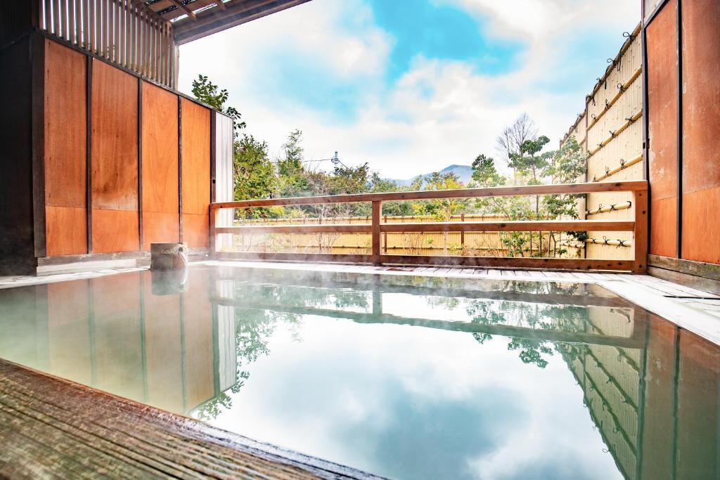 una piscina de agua en medio de una casa en Lalaca, en Hakone