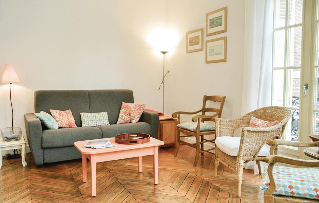 ein Wohnzimmer mit Sofa und Tisch in der Unterkunft Nice Apartment In Mers-Les-Bains in Mers-les-Bains