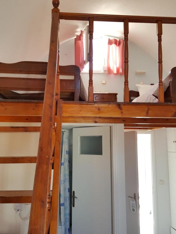 Letto o letti a castello in una camera di Pension Ptolemeos