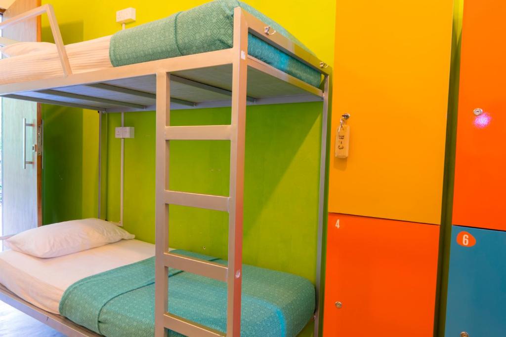 Palanda nebo palandy na pokoji v ubytování Bunk Station