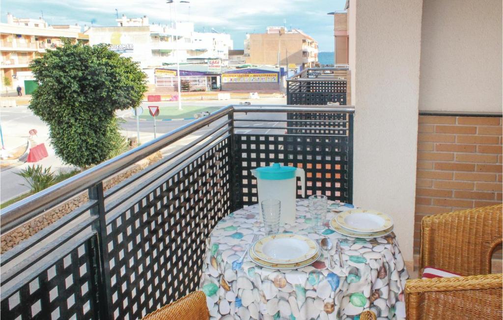 ロス・アルカサレスにあるNice Apartment In Los Alczares With Kitchenの市街の景色を望むバルコニー(テーブル付)